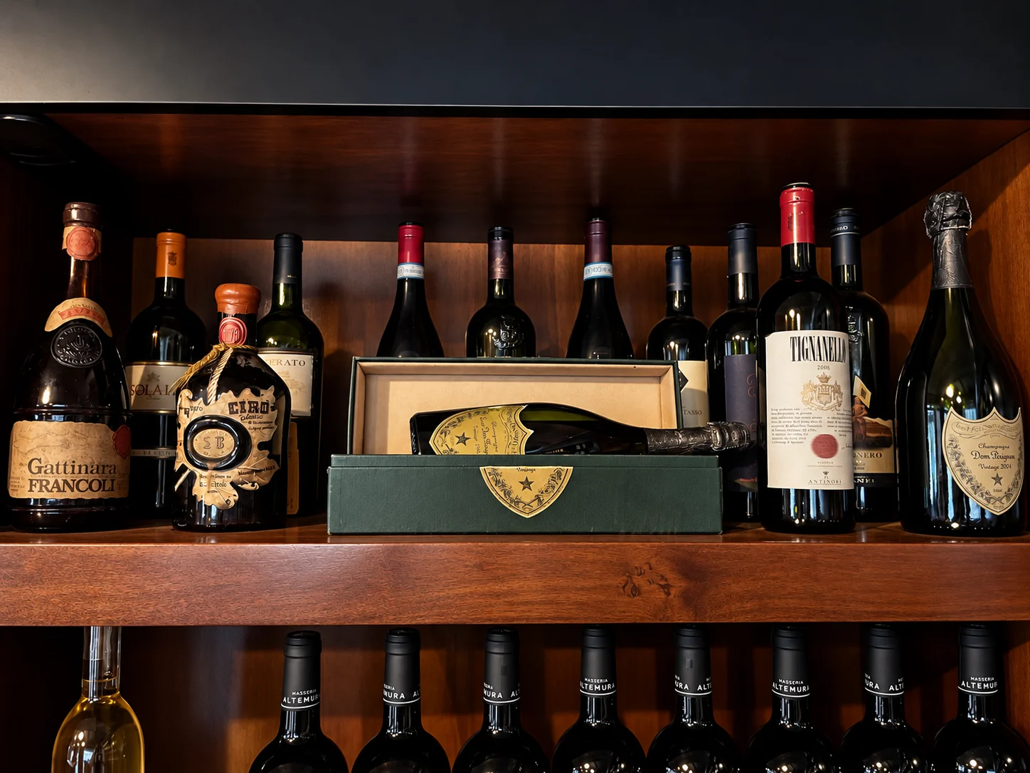 Bottiglie di vino e champagne nella cantina